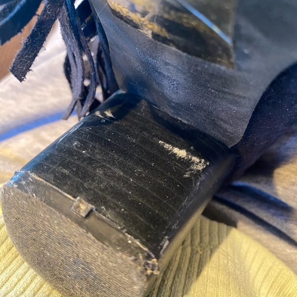 Black suede fringe short boots with side zipper. - Picture 6 of 6